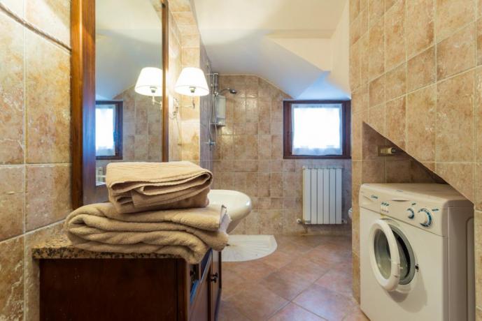 Terzo bagno con doccia, zona lavanderia