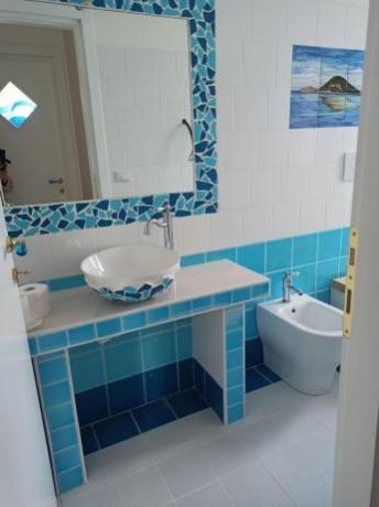 Bagno con doccia-emozionale di coppia-vista-mare-Gaeta