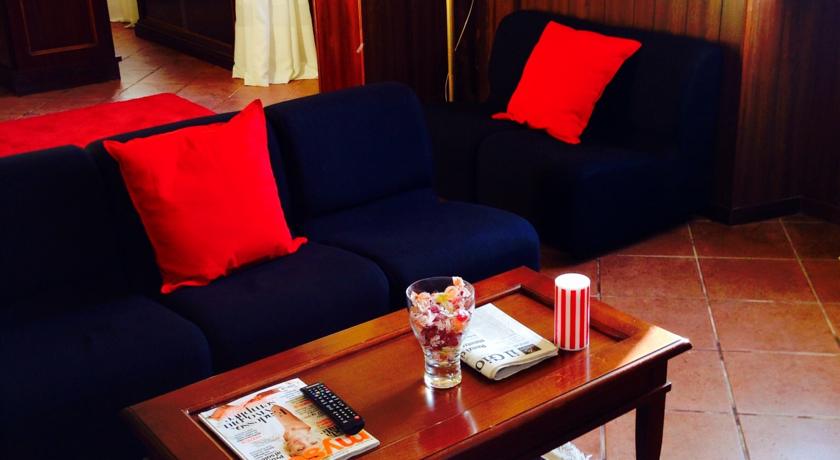 Salottino relax con quotidiani