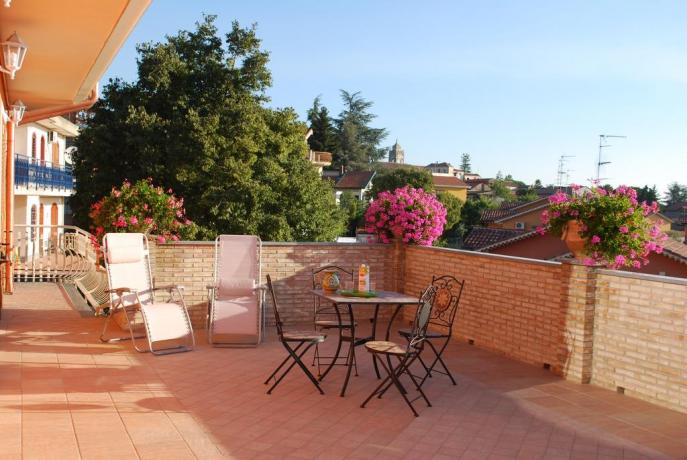 terrazza di casa vacanze con panorama sull'etna 