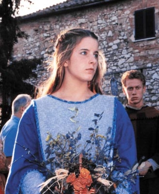 Graziosa damigella con fiori