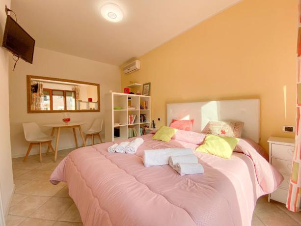 Monolocale con letto matrimoniale king-size