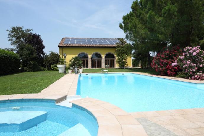 Agriturismo con piscina idromassaggio e giardino 