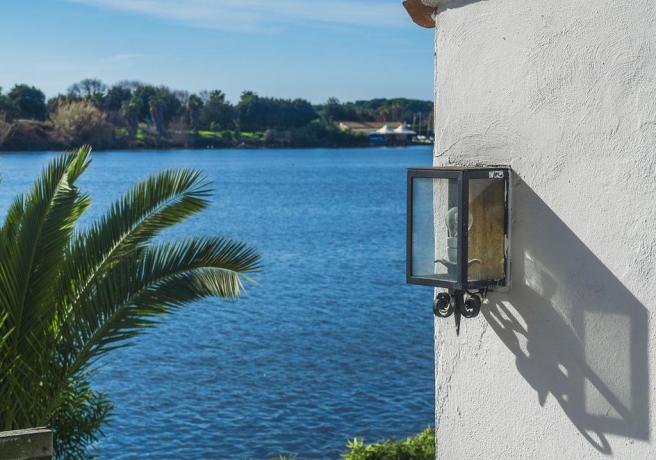 Fronte Lago di Paola e vicinissimo al Mare, hotel con camere ed Appartamenti con uso cucina. Piscina esterna con solarium. 