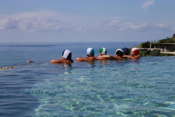 Piscina spiovente sul mare in Hotel a Palinuro