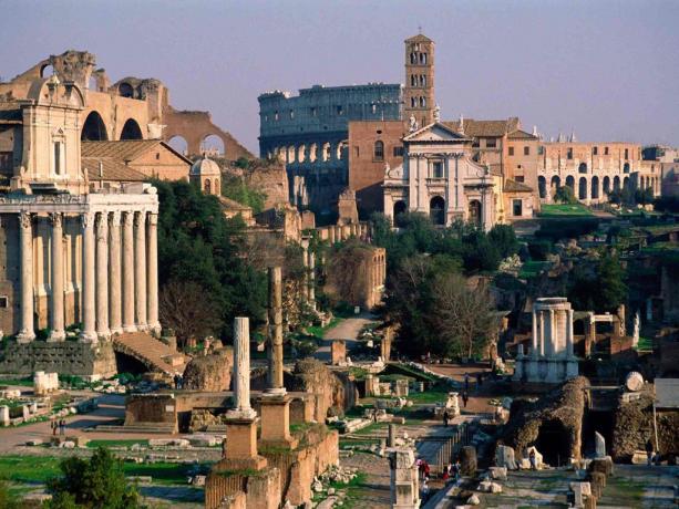 Vista dei Fori Imperiali a Roma centro 