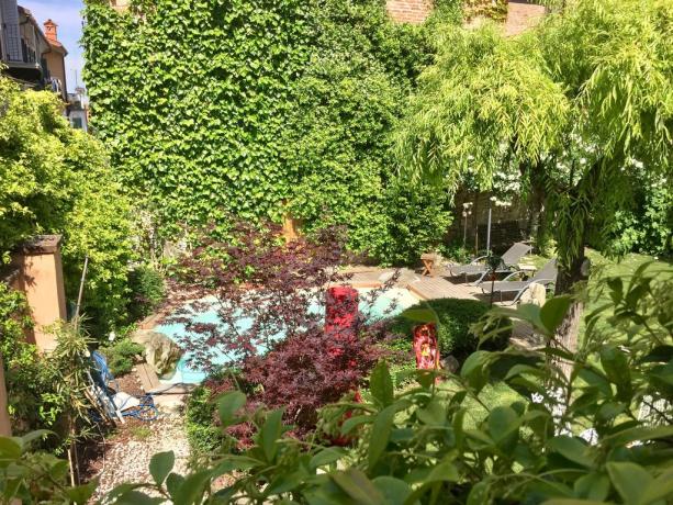 Panoramica piscina con giardino