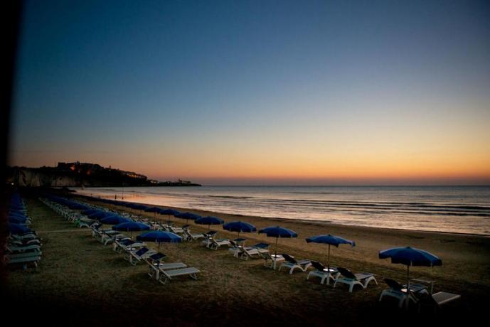 Tramonto lungo la spiaggia di Vieste 