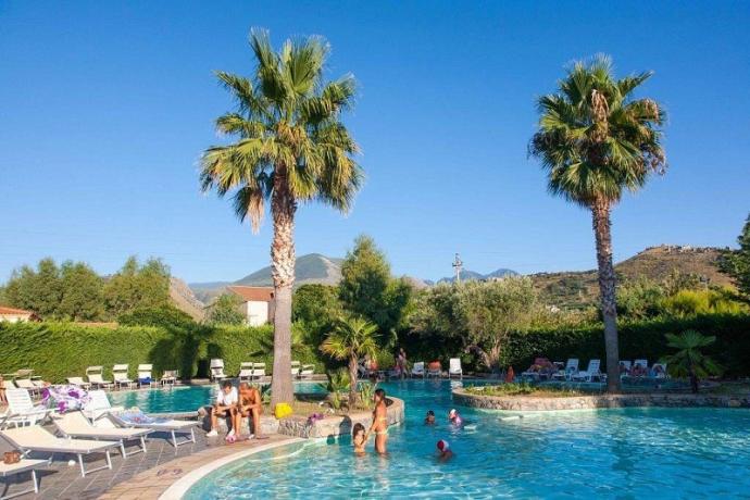 Piscina per adulti e bambini in Villaggio  