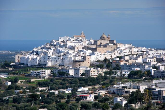 Hotel con vista su Ostuni città medievale