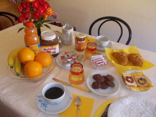 Colazione a buffet con prodotti locali a Spello 