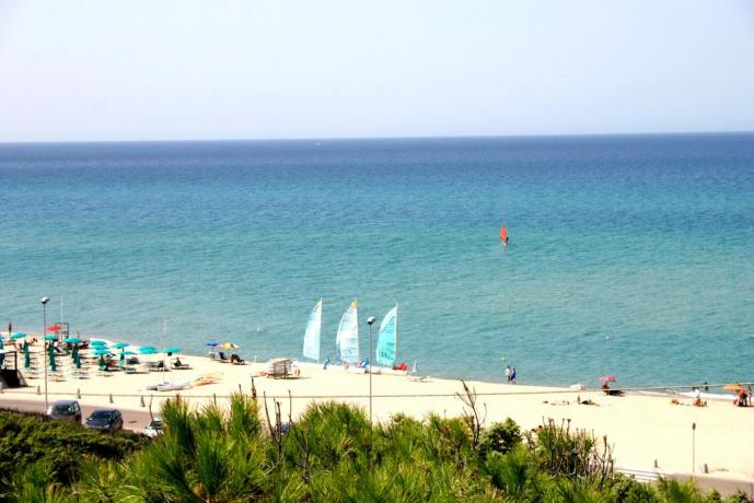 spiaggia sabbiosa vicino al residence a badesi 