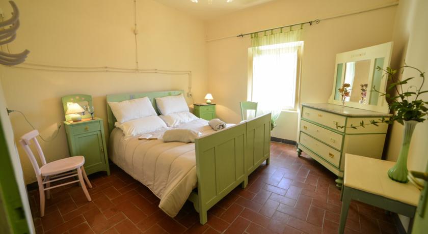 Camera da letto Ostello con mobili verdi