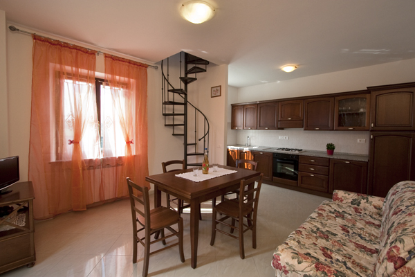 appartamento-fienile zona-soggiorno-cucina-Cortona