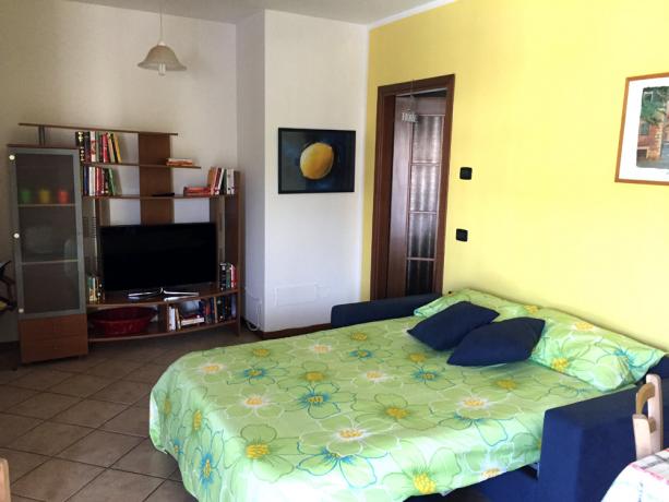 Ampio soggiorno con divano letto 2 posti