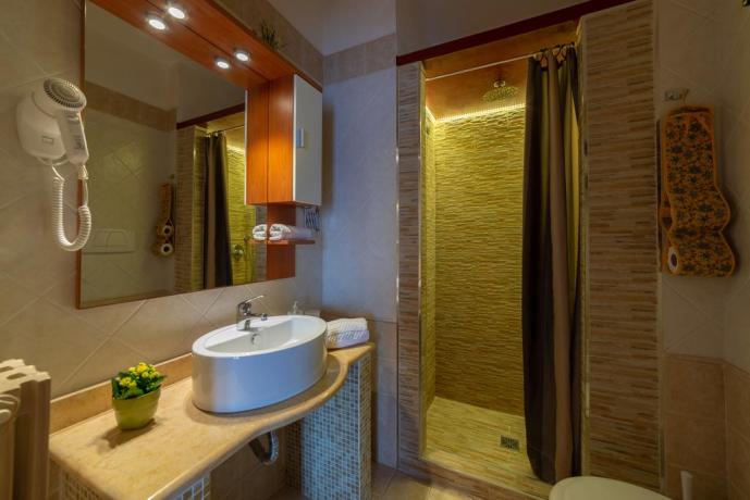 Bagno camera con ampio box doccia B&B Lecce