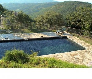 Piscina con solarium in agriturismo ad Umbertide