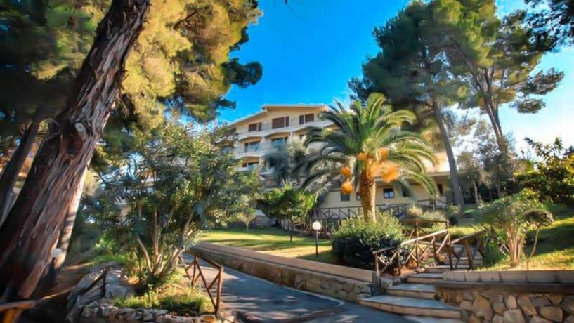 Hotel nel verde parco ulivi e pini 