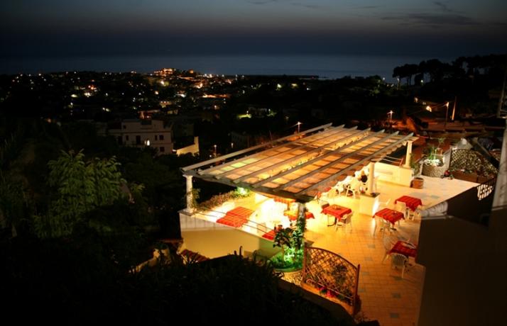 Cena in romantico ristorante ad Ischia vista panoramica 