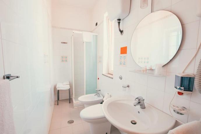 Bagno con doccia camera family hotel Corigliano-calabro 