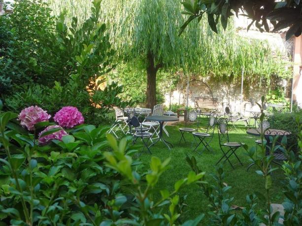 Grande giardino con tavoli nel B&B  