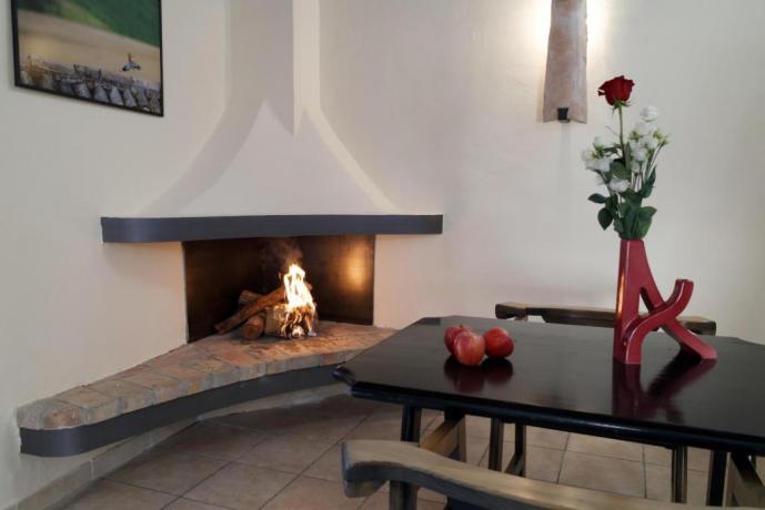 Sala con caminetto Appartamento Le-Viole Borgo-sul-Clitunno Umbria 