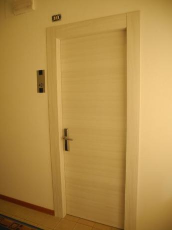 Ingresso camera albergo lungomare Pesaro