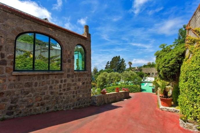 Giardino esterno hotel immerso nel verde 