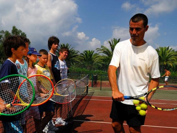 Corsi di Tennis organizzati dal Villaggio Granserena-Bluserena 