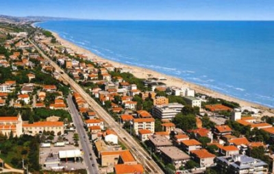 Long beaches and clear water in silvi