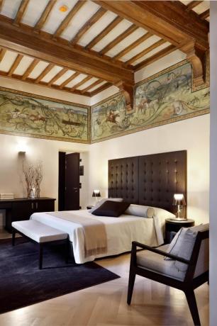 Camera con affreschi albergo 5stelle Lago Trasimeno