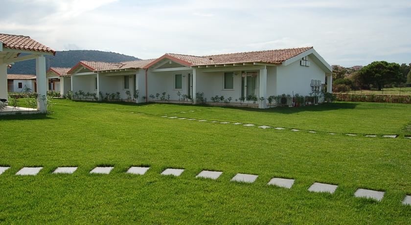 Hotel al Porto di Ainu con camere classic o mini suite fronte mare.