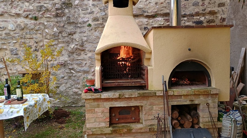 Giardino con forno a legna e barbecue 