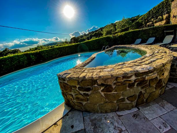 idromassaggio piscina esterna villa umbria 