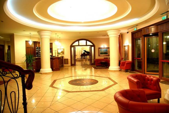 Hall Hotel con Spazi per Riunioni e Banchetti