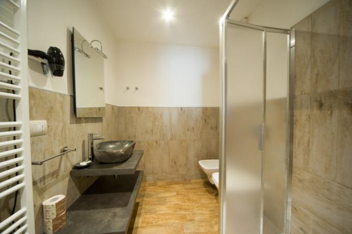 Bagno privato appartamento-vacanza bardonecchia set cortesia e asciugamani 