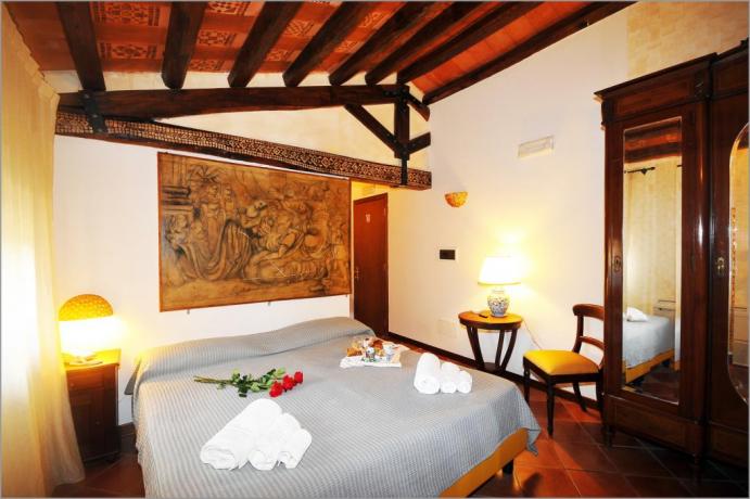 Albergo Alcamo, Tripla 402 "STANZA DELL'INCORONAZIONE"