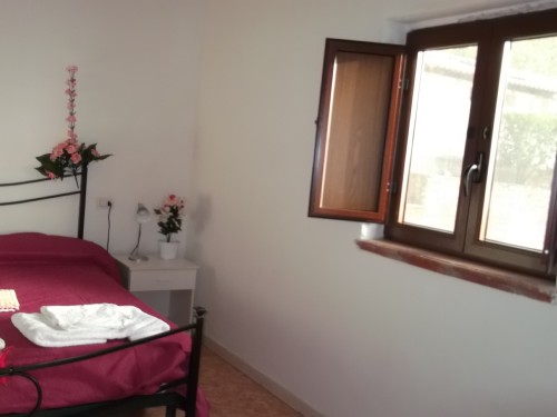Stanza con Letto Matrimoniale e Finestra 