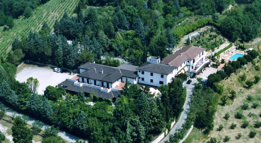 Hotel con piscina vicino al Lago
