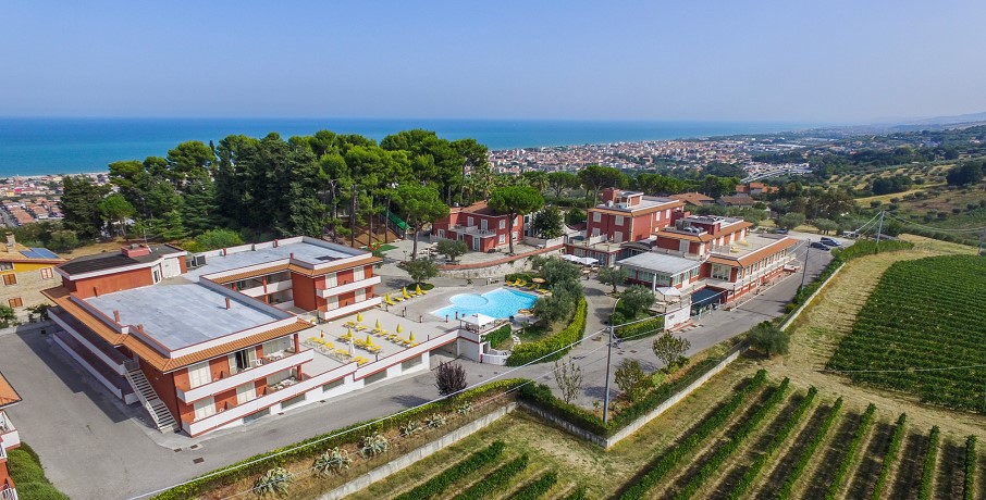 Last Minute Giugno in Hotel 4 stelle con Piscina e Camere vista Mare a Tortoreto con Centro Benessere o SPA