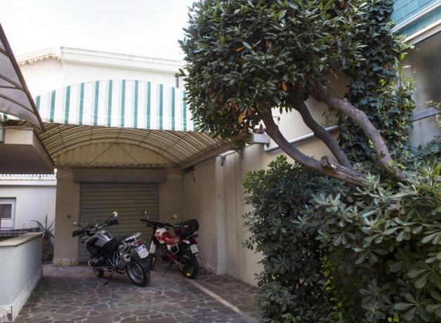 Parcheggio auto e moto hotel a Viserba 