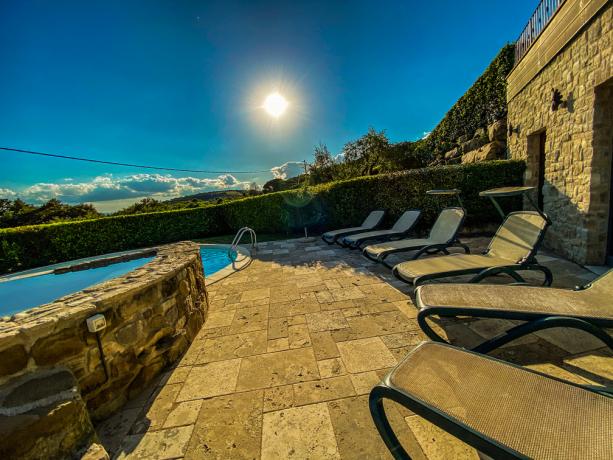 piscina esterna vista lago villa umbria 