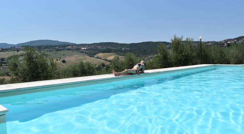 Piscina esterna con idromassaggio in Toscana  