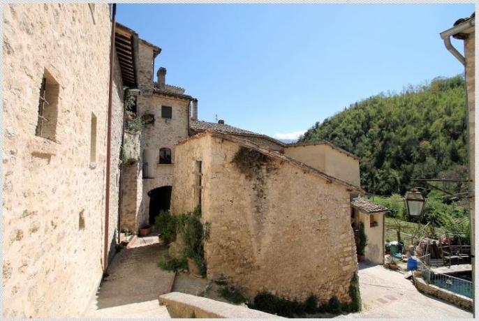 Casale nel verde in borgo vicino Scheggino