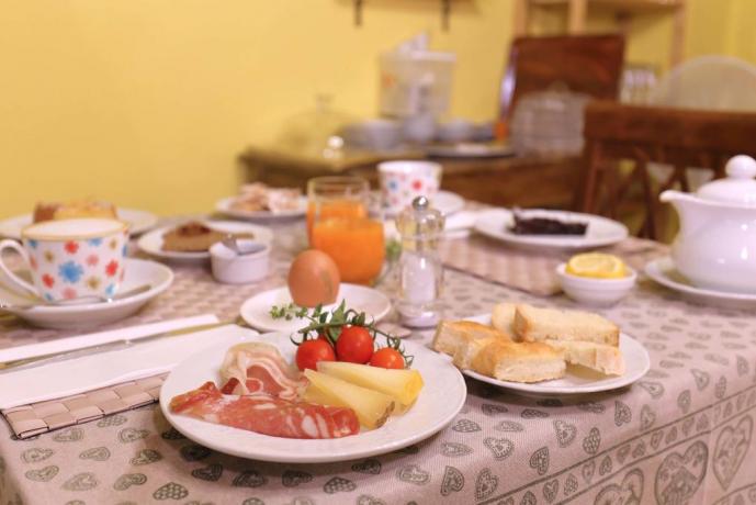 Colazione continentale in B&B a Montecarlo