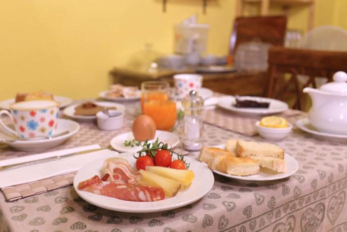 Colazione continentale in B&B a Montecarlo 