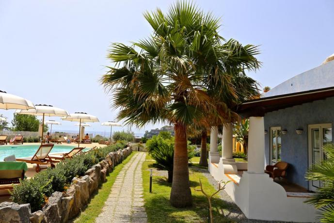 Piscina e solarium in Hotel 4 stelle Lipari 