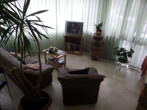 Sala comune con TV divani Hotel vicino Catania