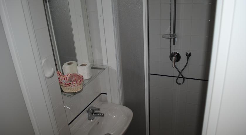 Bagno privato con doccia