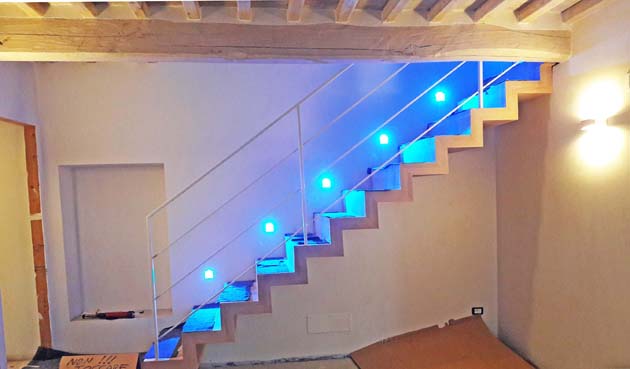 s91- scala in legno con illuminazione led